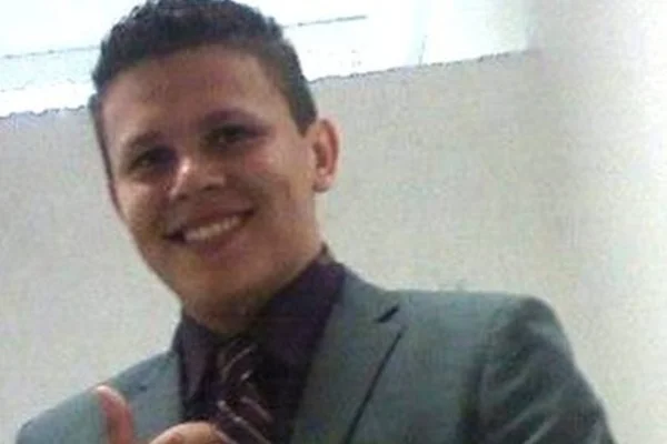 Mulher esfaqueia e mata marido após ver conversa dele no Facebook