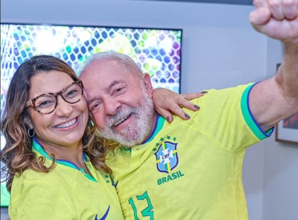 Imagem colorida de Lula e janja com camisas amarelas da seleção