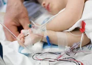 A forma intermediária da doença, chamada de tipo 2, é detectada quando há sintomas de fraqueza muscular progressiva em pacientes com idade entre os 6 e 18 meses. A criança consegue sentar sem apoio, porém, não consegue andar, apresenta problemas para engolir e dificuldade respiratória