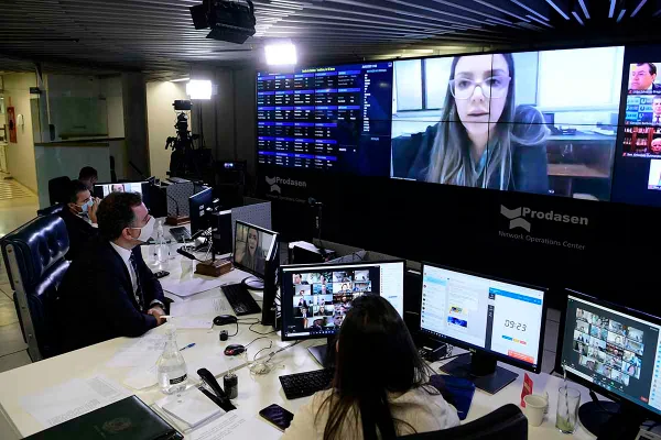 diretora técnica da Precisa Medicamentos, Emanuela Medrades
