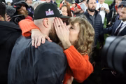 Taylor Swift e Travis Kelce trocam beijos após partida do atleta 