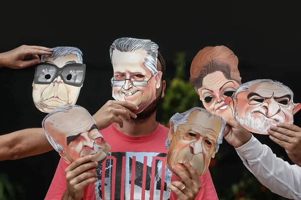 Com a cara de qual deles você quer sair neste Carnaval: Japonês da Federal, Cerveró, Rollemberg, Zé Dirceu, Dilma ou Lula?