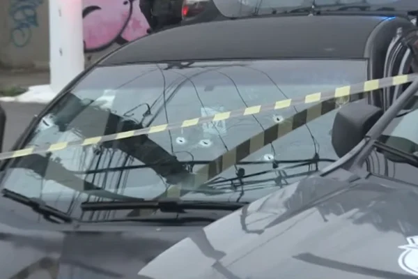 Imagem colorida de carro alvo de tiros da PM no Campo Limpo - Metrópoles