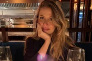 Gabriela Prioli posa durante jantar