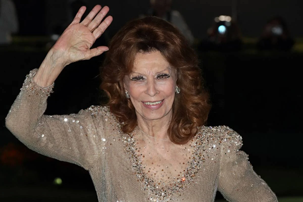 Sophia Loren sofreu um acidente ao cair no banheiro de sua casa Sophia Loren sofreu um acidente ao cair no banheiro de sua casa
