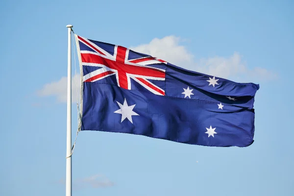 Foto colorida de bandeira da Austrália hasteada para matérias sobre o país