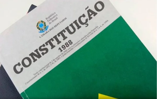 Capa da Constituição Federal de 1988 - Metrópoles