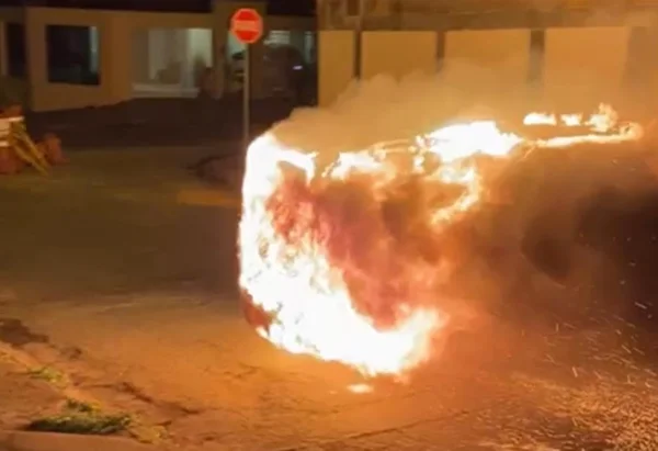 Carro desgovernado em chamas assusta moradores de Contagem (MG). Veja vídeo