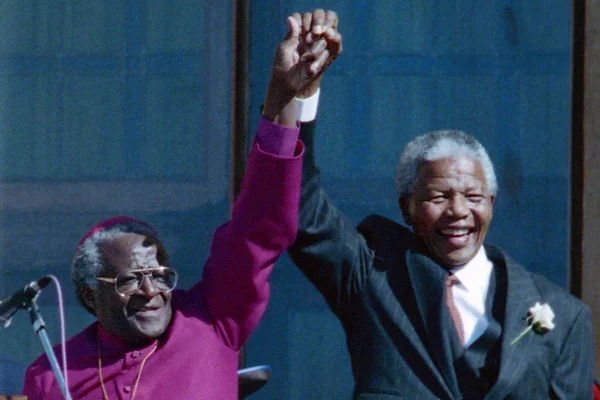 Imagem colorida mostra Nelson Mandela e Desmond Tutu - Metrópoles