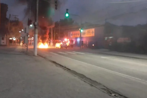 Moradores protestam contra ação da PM em comunidade de Niterói