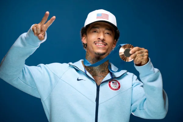 Imagem colorida de Nyjah Huston, medalhista no skate olímpico- Metrópoles