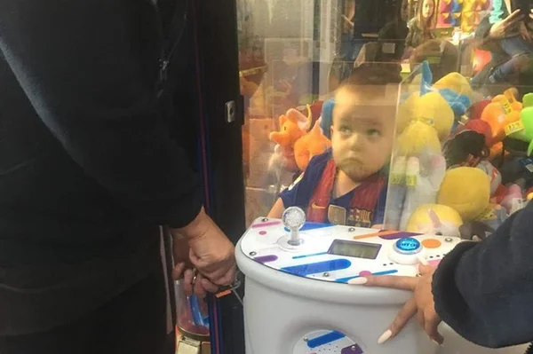 Menino afoito por brinquedo entra dentro de máquina e fica preso
