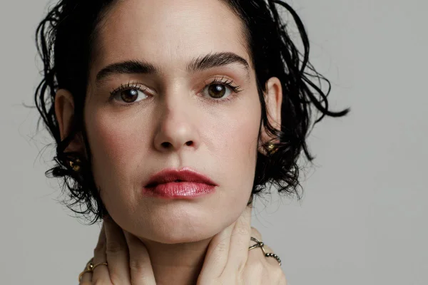 Foto colorida da Atriz Maria Flor - Metrópoles
