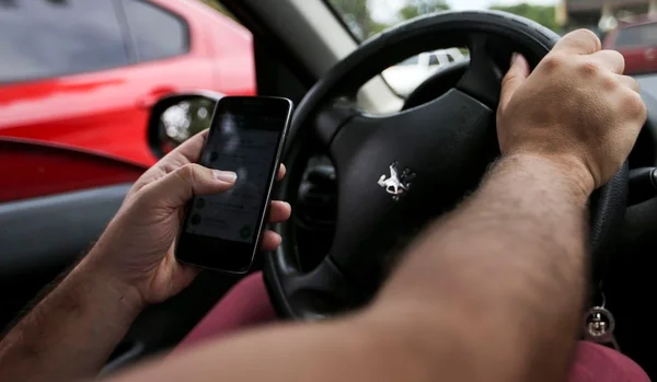Celular no trânsito: 675 motoristas são multados por dia