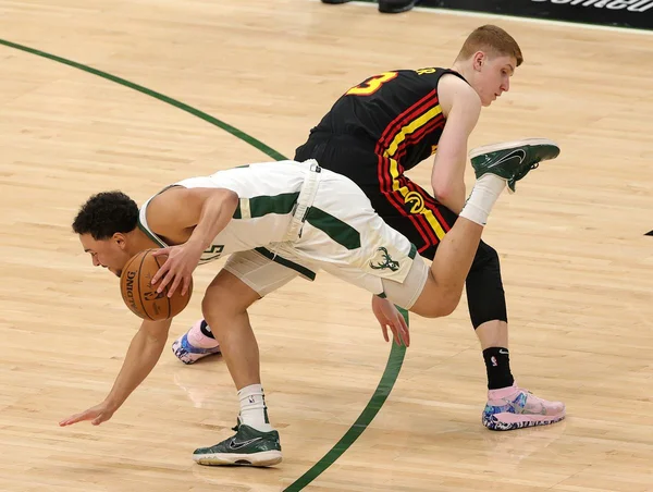 Sem astros, Bucks vencem Hawks e ficam a uma vitória da final da NBA
