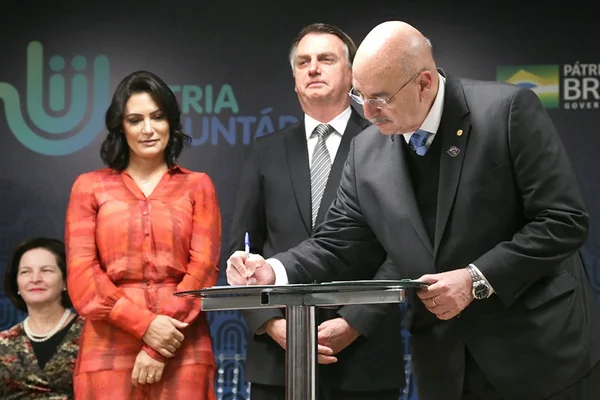 Michelle Bolsonaro passa a despachar junto a Damares e Osmar Terra