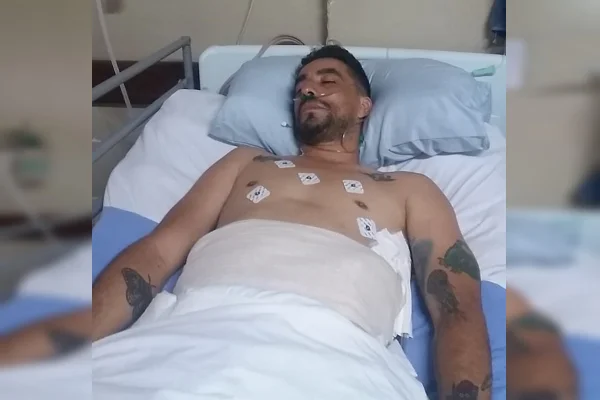 Foto-de-um-homem-entubado-deitado-em-uma-maca