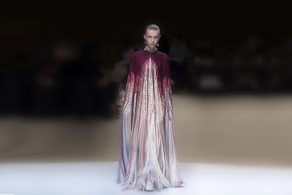O estilo gótico vitoriano está em alta nas passarelas do PFW 2018