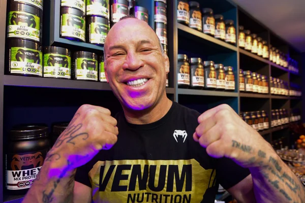 Wanderlei Silva conversou e tirou fotos com fãs durante inauguração de loja