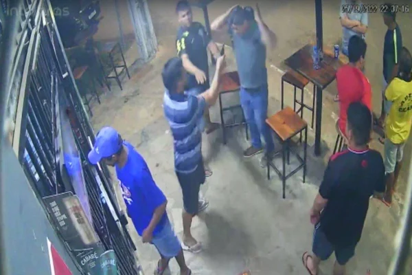 Homem atira contra cabeça de dono de bar