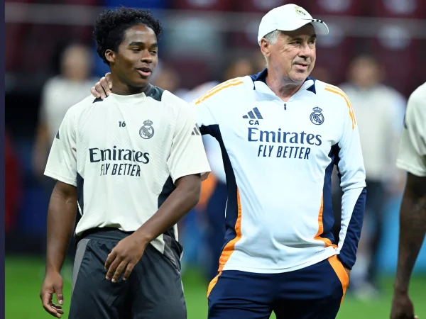 Foto colorida de Endrick e Ancelotti, do Real Madrid - Metrópoles