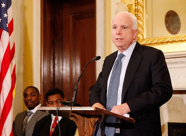 Senador McCain retira apoio a Trump após vazamento de gravação