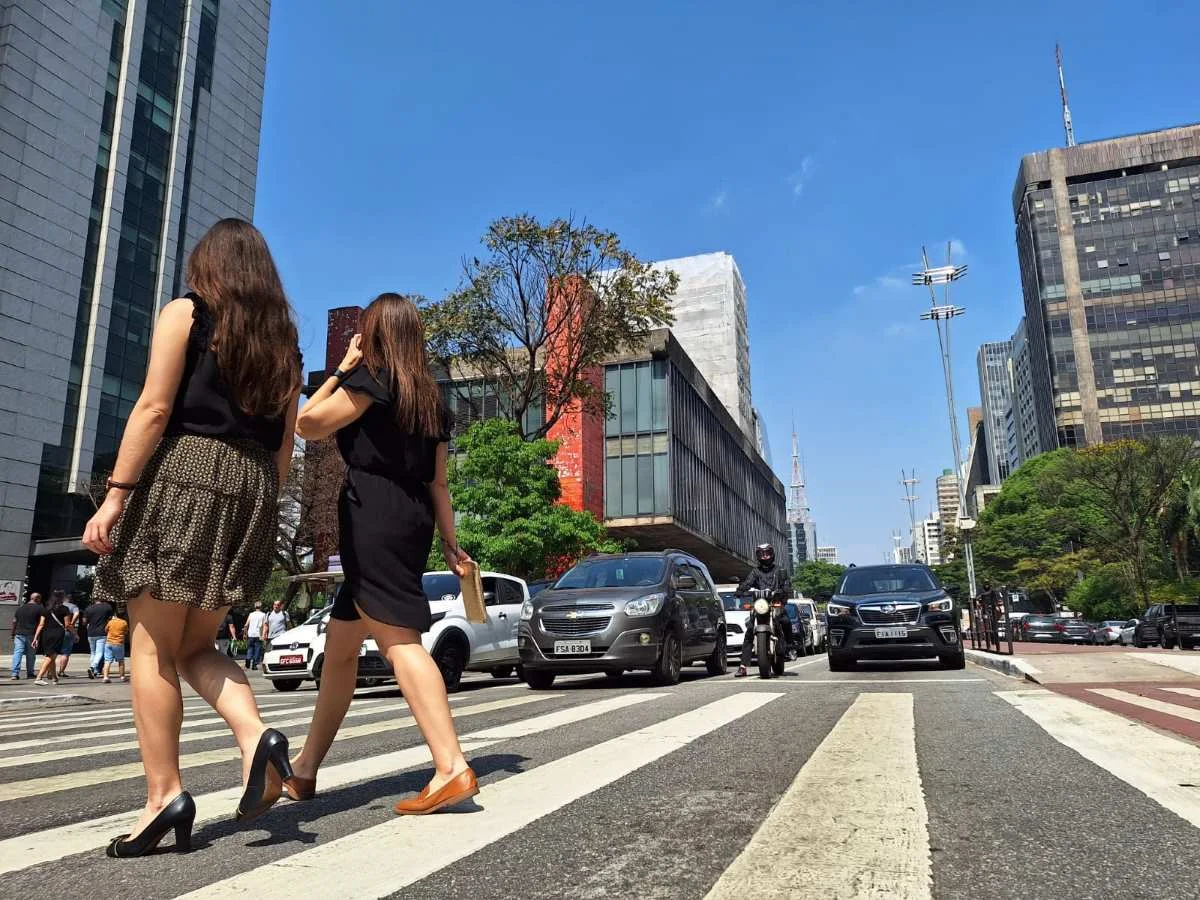Mulheres caminham sob sol em trecho da Avenida Paulista; SP vive onda de calor atípico