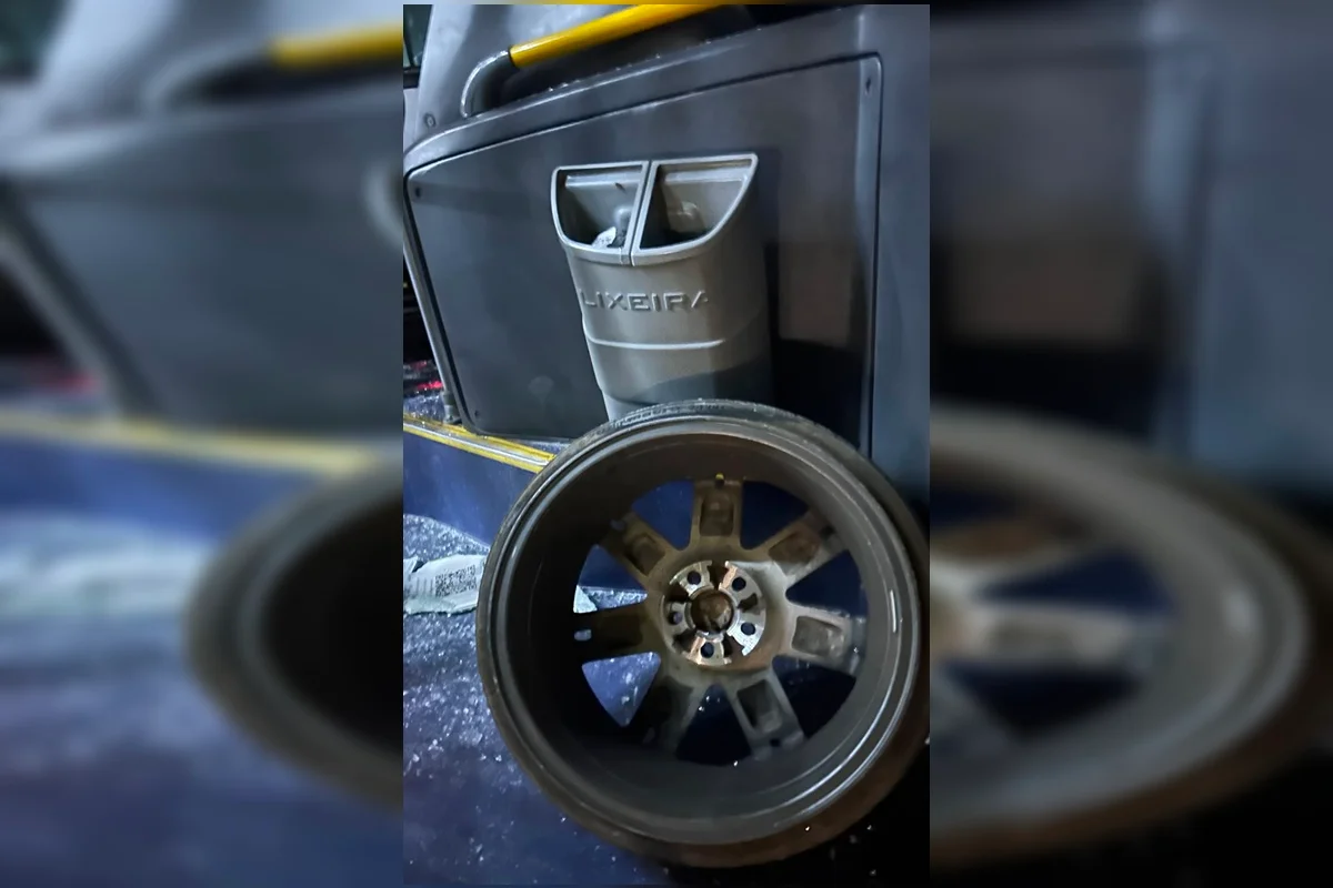 A roda foi parar dentro do ônibus A roda foi parar dentro do ônibus