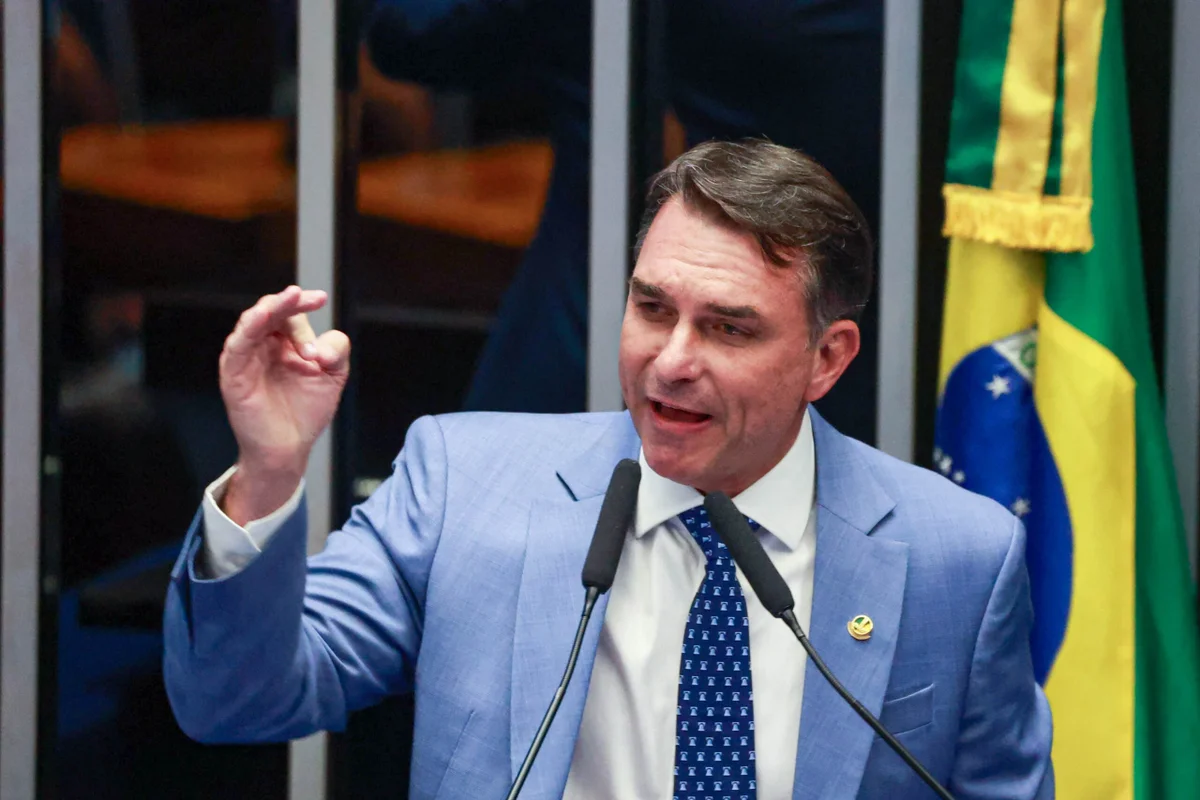 Senador Flávio Bolsonaro em discuso contra Alexandre de Moraes no Senado Senador Flávio Bolsonaro em discuso contra Alexandre de Moraes no Senado