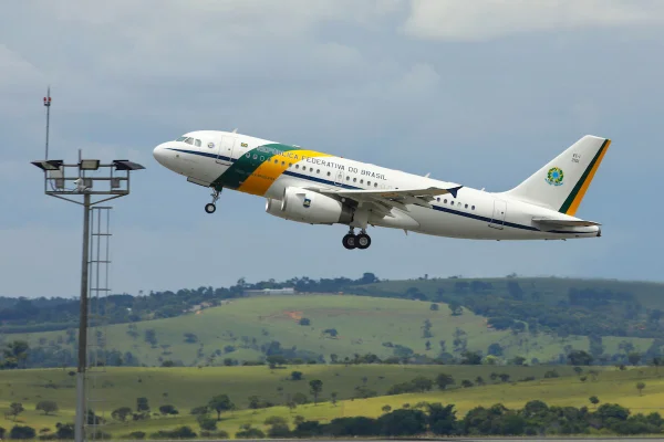 Fumaça de queimadas no Pantanal faz avião com Bolsonaro arremeter em MT