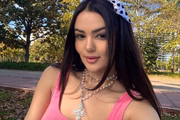 Eslo Marques faz selfie com uma blusa rosa