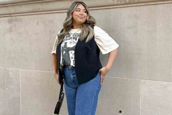 Na imagem com cor, uma mulher branca, gorda, com cabelos loiros, usando um colete de alfaiataria - Metrópoles