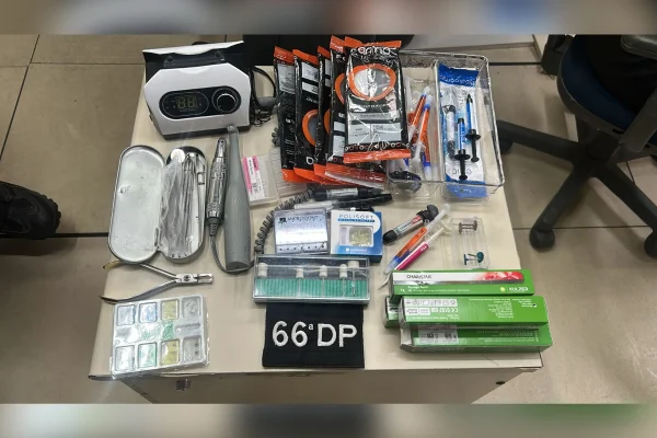 Falsa dentista é presa por colocar facetas no RJ: “Aprendi em uma palestra” - destaque galeria Falsa dentista é presa por colocar facetas no RJ: “Aprendi em uma palestra” - destaque galeria