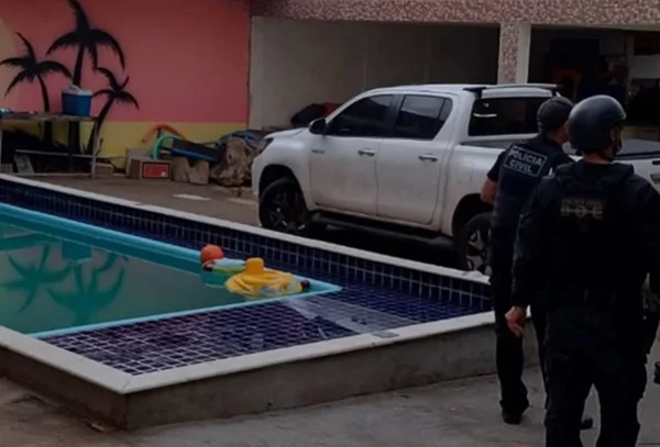 policiais ao redor de piscina