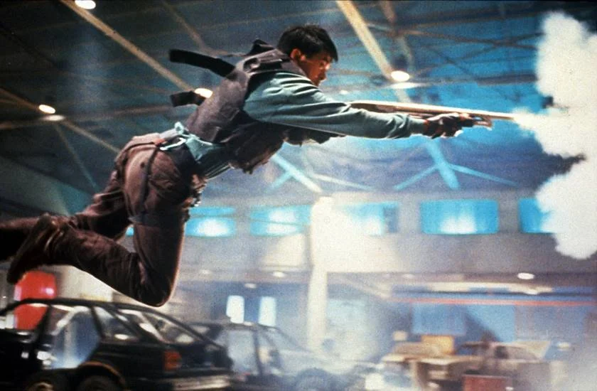 <b>Fervura Máxima (1992), de John Woo</b>. Quando John Woo fez Fervura Máxima, já estava de malas prontas para Hollywood. O filme é
ao mesmo tempo obra de uma violência catártica apontando um desejo de fuga e um sumário
de tudo que o cineasta realizara nos seis anos anteriores. Estão ali todos os movimentos, imagens e temas de que ele se ocupou. Um filme previsto sobre a ideia do efeito colateral. Inocentes
morrem de novo e de novo, em meio aos tiroteios de Woo, e até os heróis ocasionalmente
acertam o alvo errado <b>Fervura Máxima (1992), de John Woo</b>. Quando John Woo fez Fervura Máxima, já estava de malas prontas para Hollywood. O filme é
ao mesmo tempo obra de uma violência catártica apontando um desejo de fuga e um sumário
de tudo que o cineasta realizara nos seis anos anteriores. Estão ali todos os movimentos, imagens e temas de que ele se ocupou. Um filme previsto sobre a ideia do efeito colateral. Inocentes
morrem de novo e de novo, em meio aos tiroteios de Woo, e até os heróis ocasionalmente
acertam o alvo errado