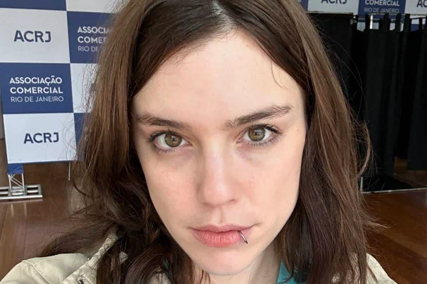 Imagem colorida da atriz Alice Wegmann - Metrópoles