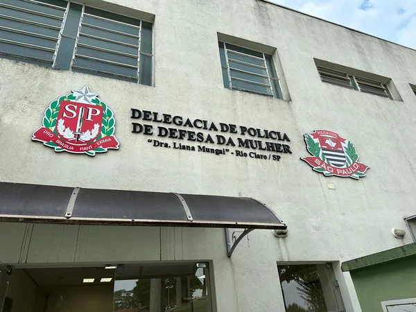 Imagem colorida mostra a fachada da Delegacia de Defesa da Mulher (DDM), de Rio Claro, no interior de São Paulo, onde um suspeito foi preso em flagrante por agredir e estuprar uma idosa de 88 anos - Metrópoles