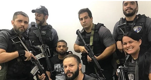 Após prisão, policiais tiram selfies sorrindo com Rogério 157