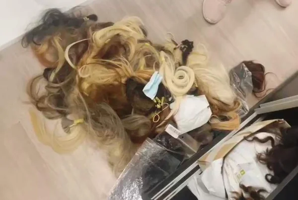 Uma caixa de cabelos, de baixo valor, não foi levada pelos suspeitos