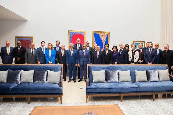 Autoridades e embaixadores reunidos para o jantar de boas-vindas para o secretário-geral do Conselho de Cooperação do Golfo, Jasem Mohammed Al Budaiwi