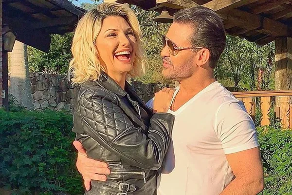Eduardo Costa posta foto beijando Antonia Fontenelle: “Gostosa”
