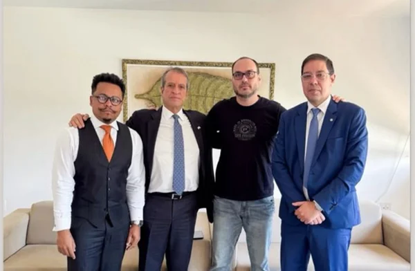 Imagem colorida do vereador Carlos Bolsonaro ao lado do presidente do PL, Vadelmar Costa Neto, e do deputado Altineu Côrtes (PL-RJ) - Metrópoles