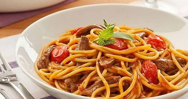 Aprenda a preparar um delicioso espaguete com cordeiro