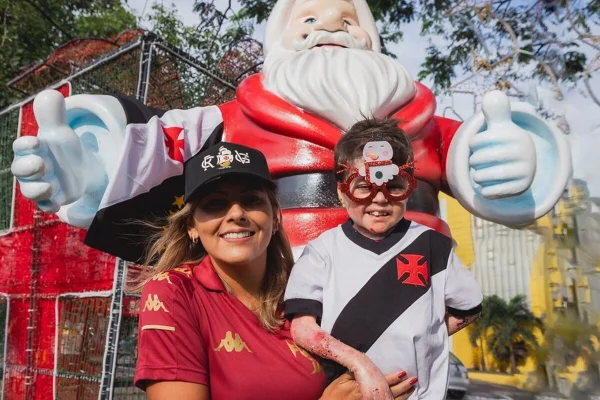 Menino Gui, torcedor mirim do Vasco, posa com a mãe - Metrópoles