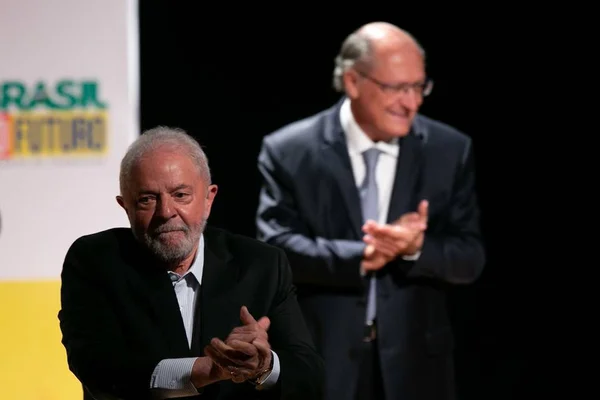 foto colorida de lula e alckmin
