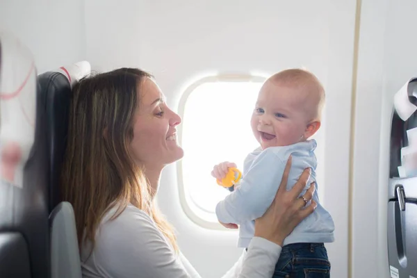 Na foto, um bebê no colo de uma mulher - Metrópoles