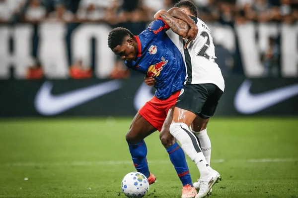 Disputa de bola em Corinthians x Red Bull Bragantino