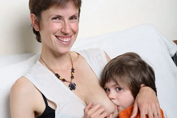 Mãe considera normal amamentar filho de 5 anos e provoca polêmica