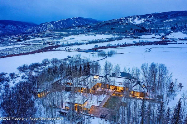 Mansão em meio à neve, vista de cima