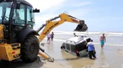 Não é permitido conduzir veículos na praia, segundo a prefeitura